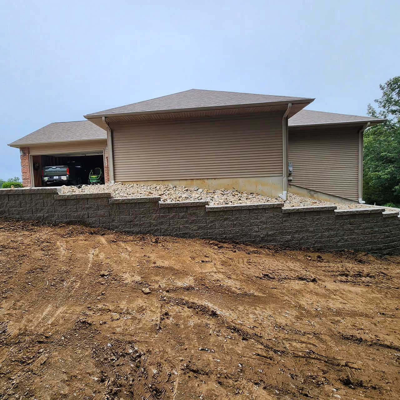 Natural stone retaining wall for residential landscape