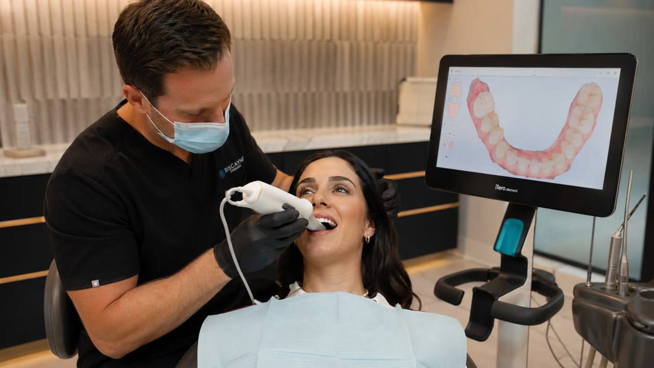 Dentist performing a 3D dental scan