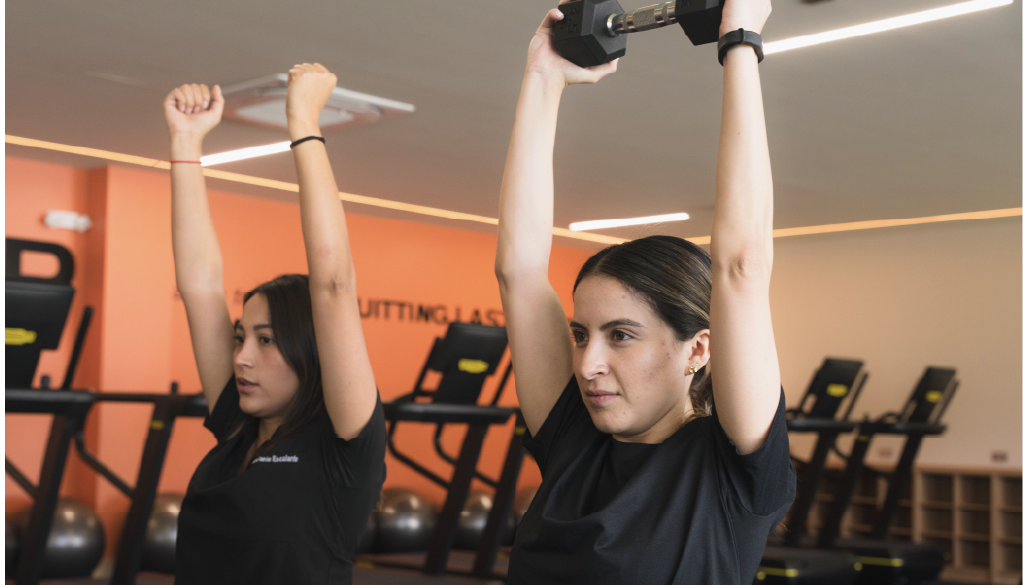 Atleta realizando recuperación muscular post competencia.