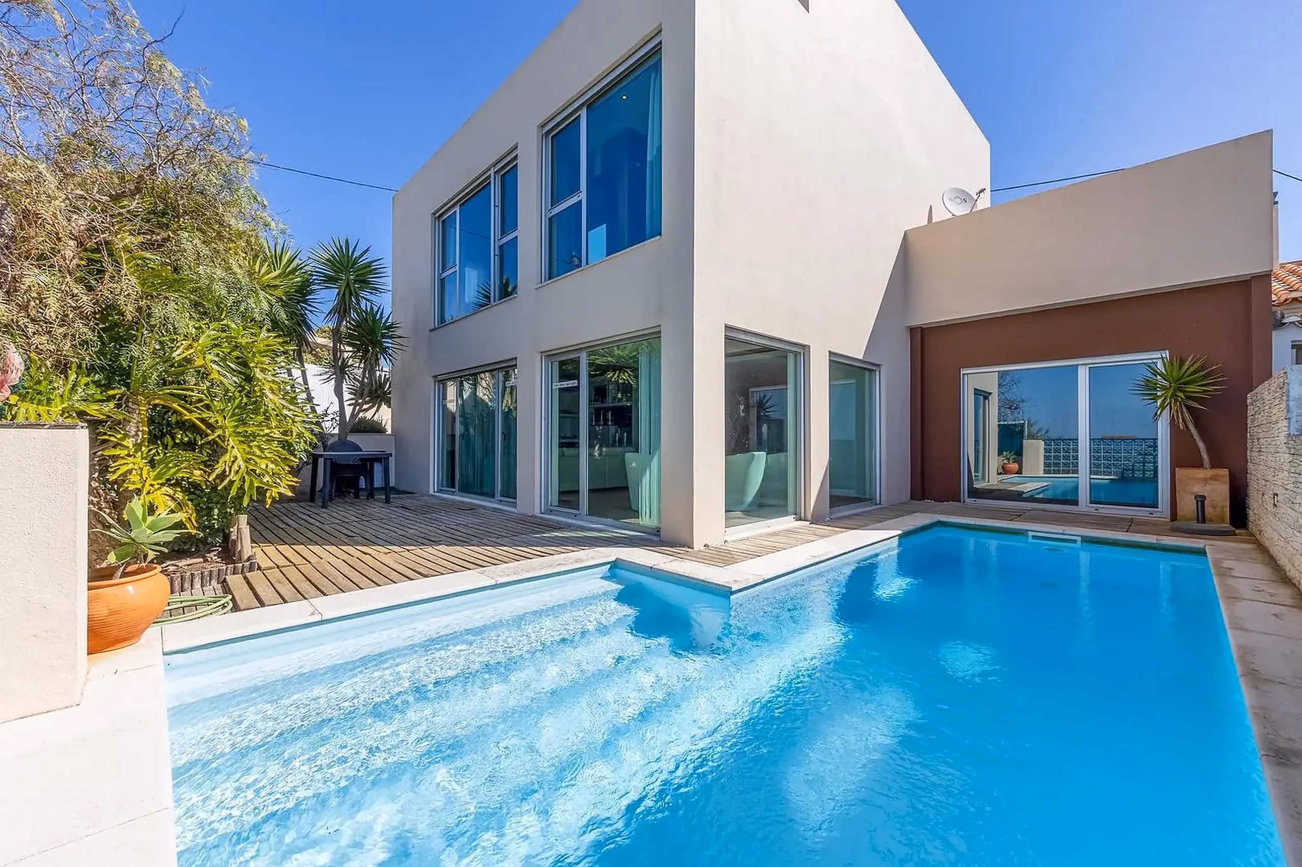Outdoor swimming pool and modern home construction by Future House