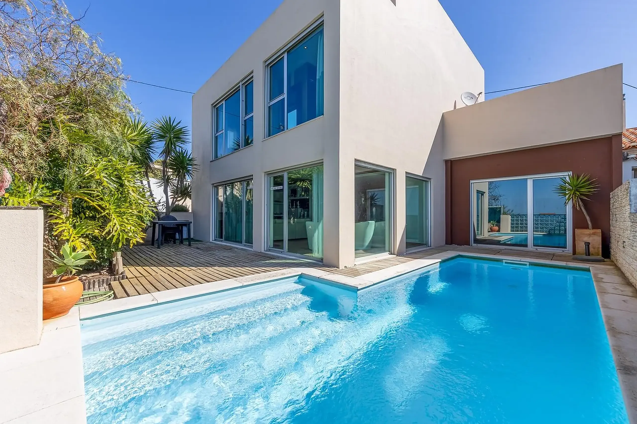 Outdoor swimming pool and modern home construction by Future House