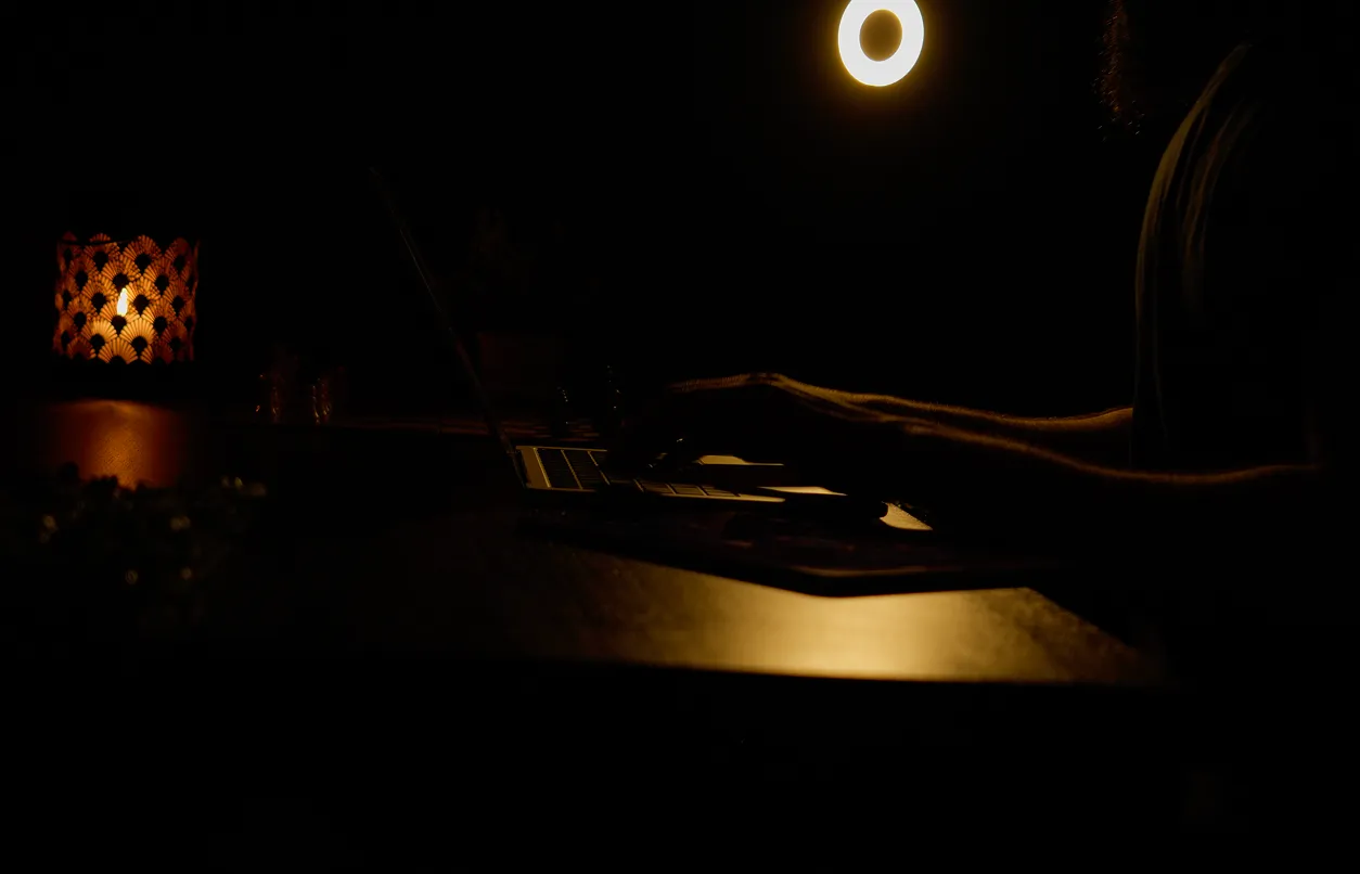 Man typing on a laptop. 