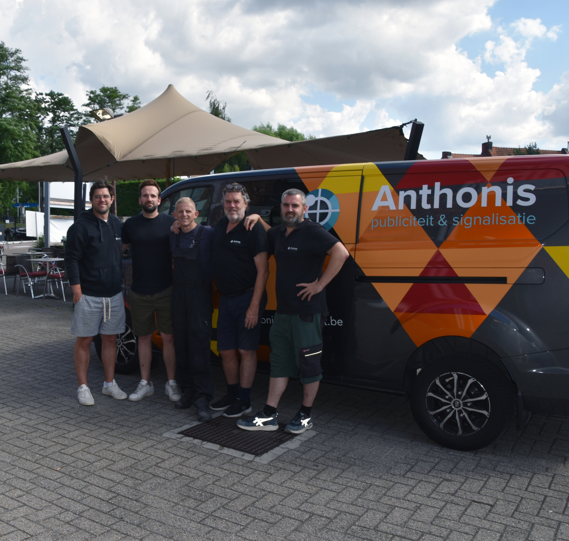 Anthonis publiciteit en signalisatie aan het werk