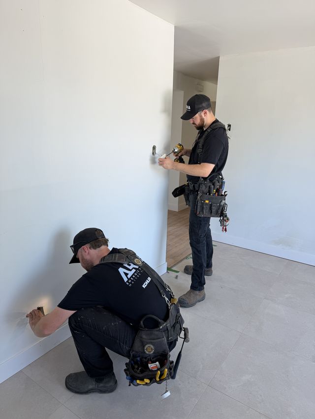 Électriciens sur un chantier résidentiel