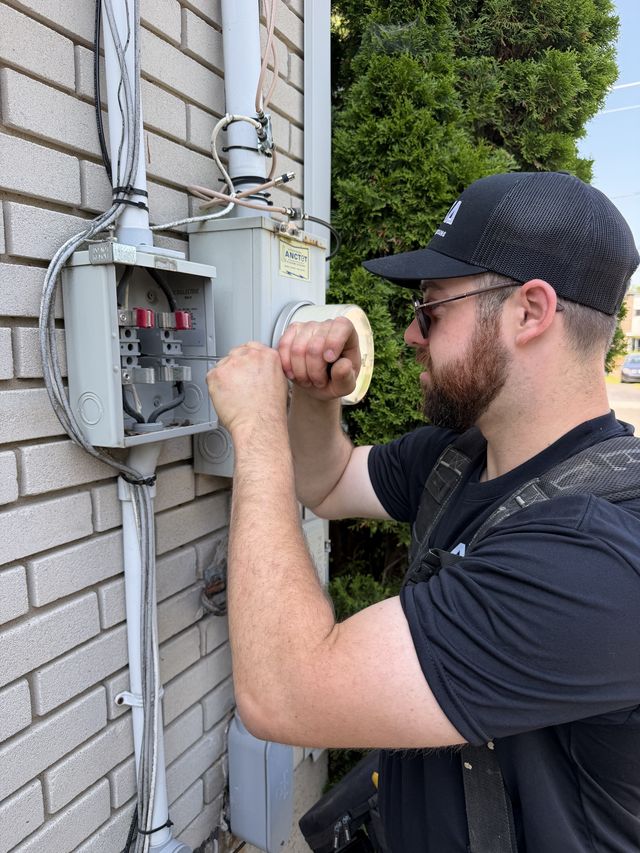 Électricien sur un chantier résidentiel