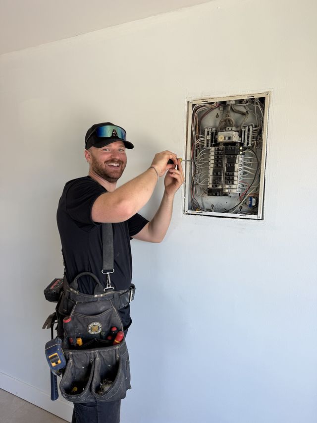 Électricien sur un chantier commercial
