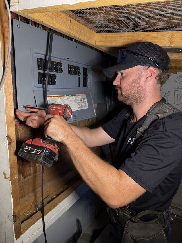 Électricien sur un chantier résidentiel