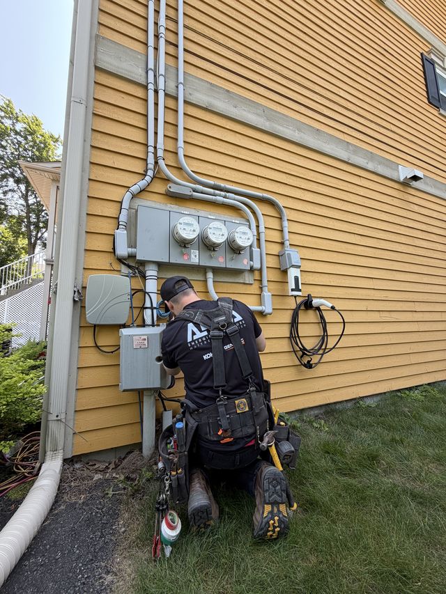 Électricien sur un chantier résidentiel
