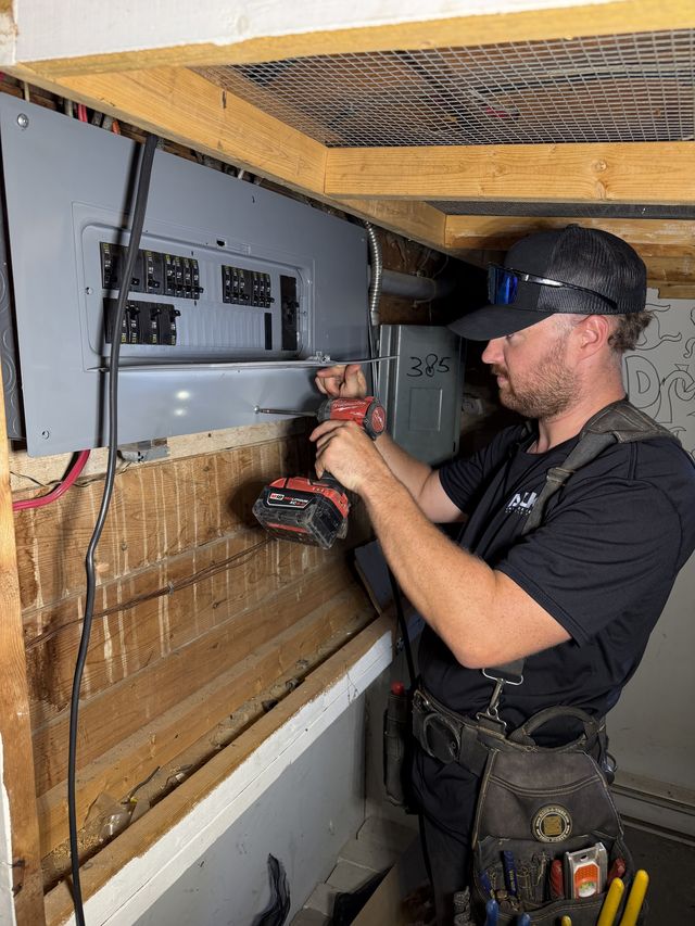 Électricien sur un chantier résidentiel