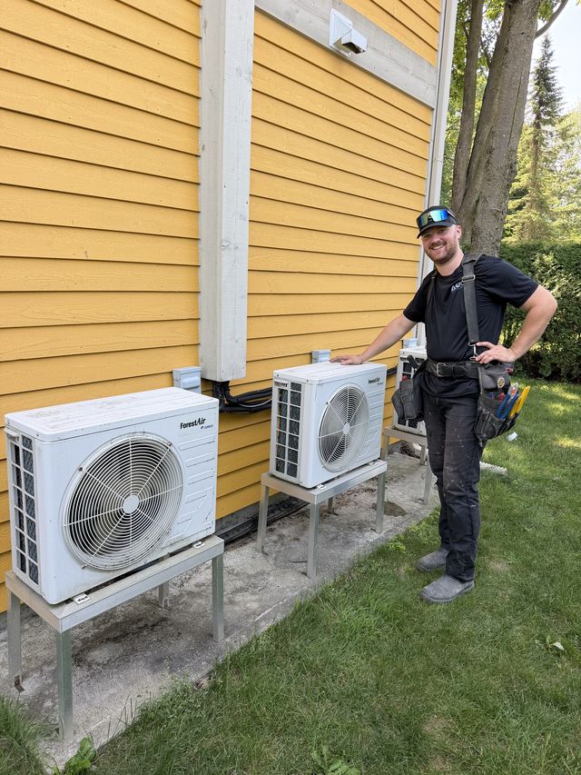 Électricien sur un chantier résidentiel