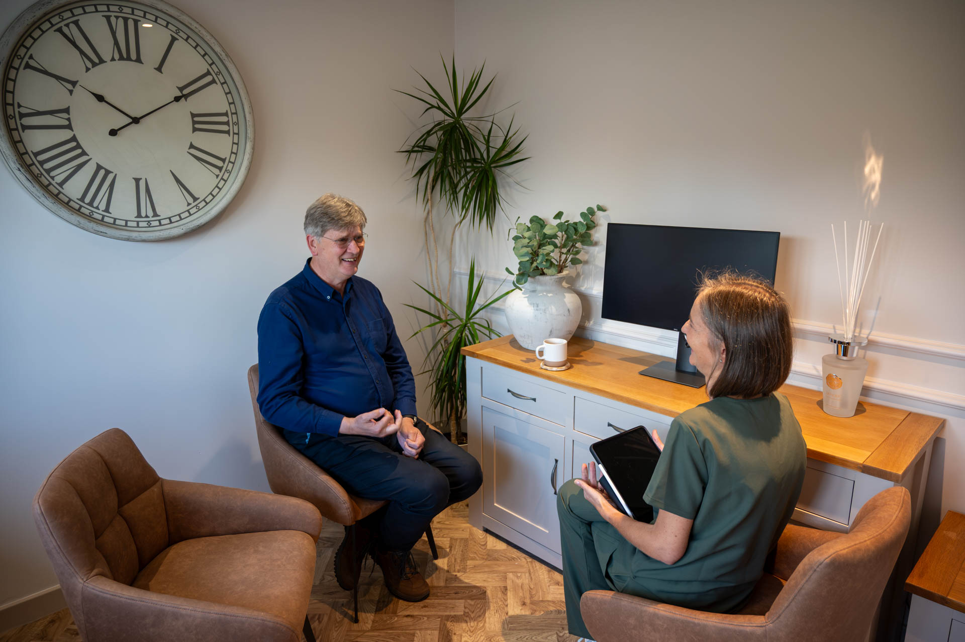 Consultation room with a patient and a team member talking in armchairs