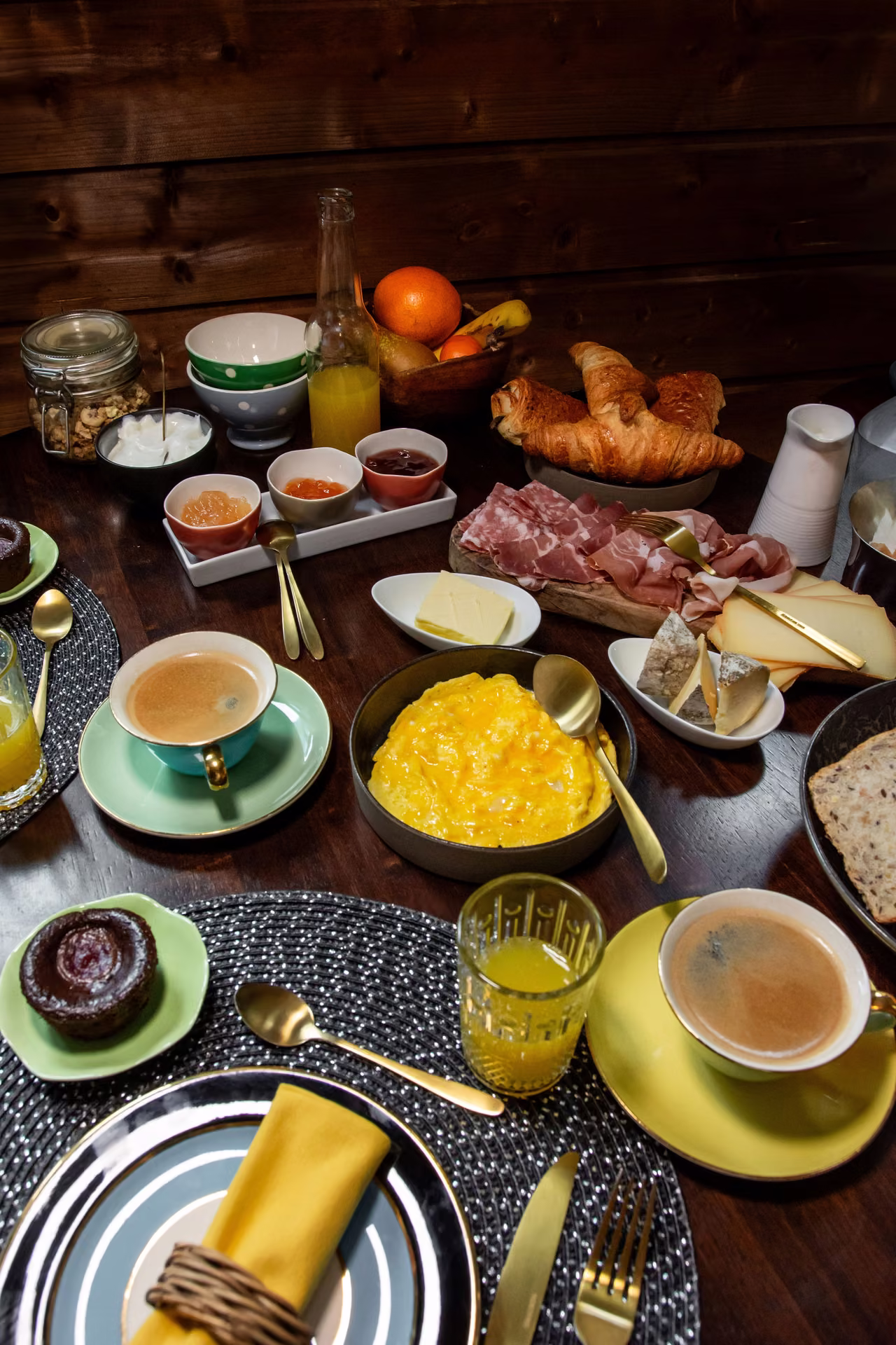 Petit-déjeuner gourmand servi aux Notes Endormies