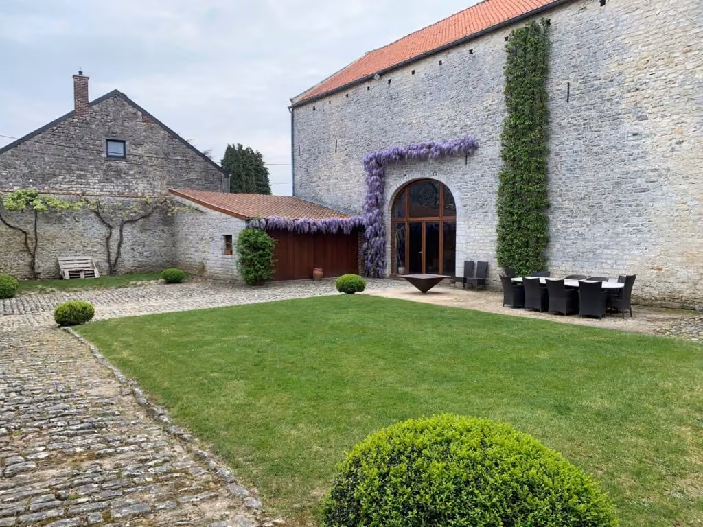 Cour intérieure de La Cense-Mélin avec sa glycine