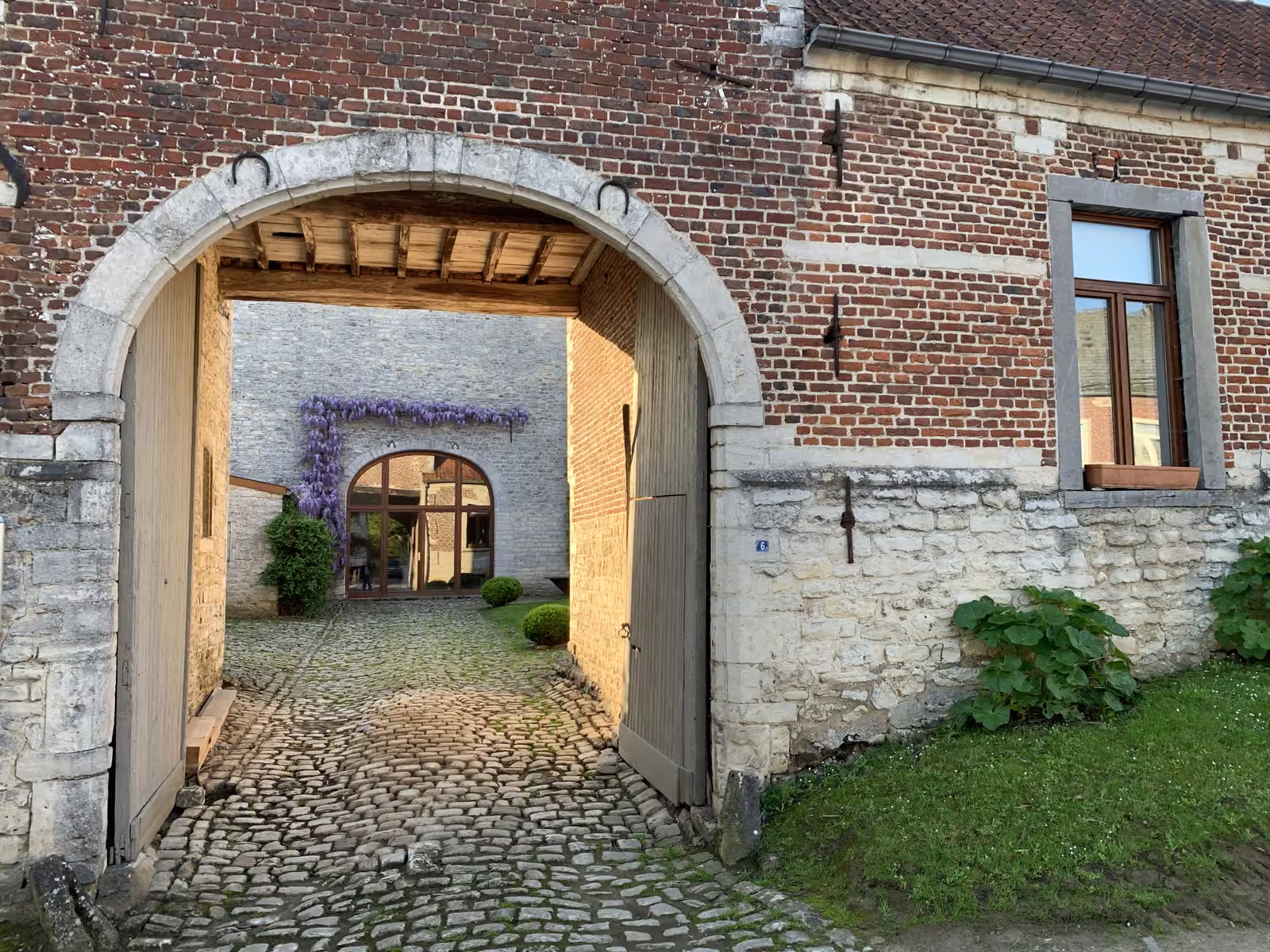 Porche d’entrée en pierre et brique de La Cense-Mélin
