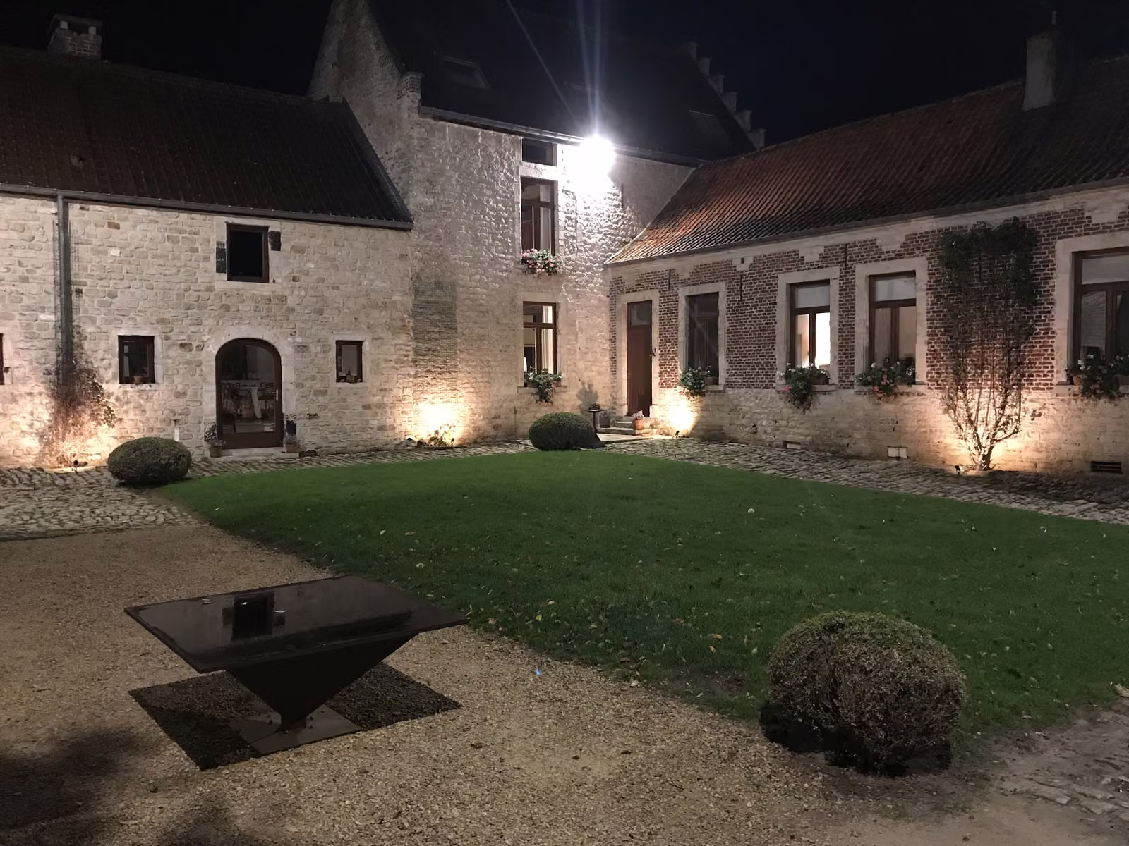 Cour intérieure éclairée de La Cense-Mélin