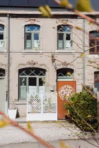 Façade de la maison d’hôtes Les Notes Endormies à Berzée