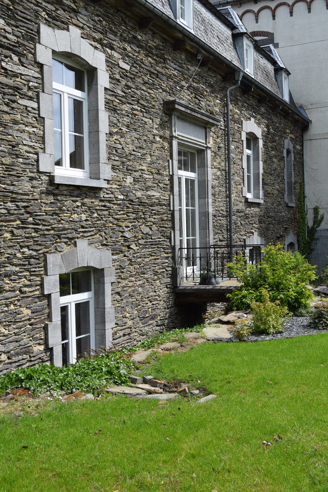 Bâtiments en pierre de La Ferme de la Cour à Martilly