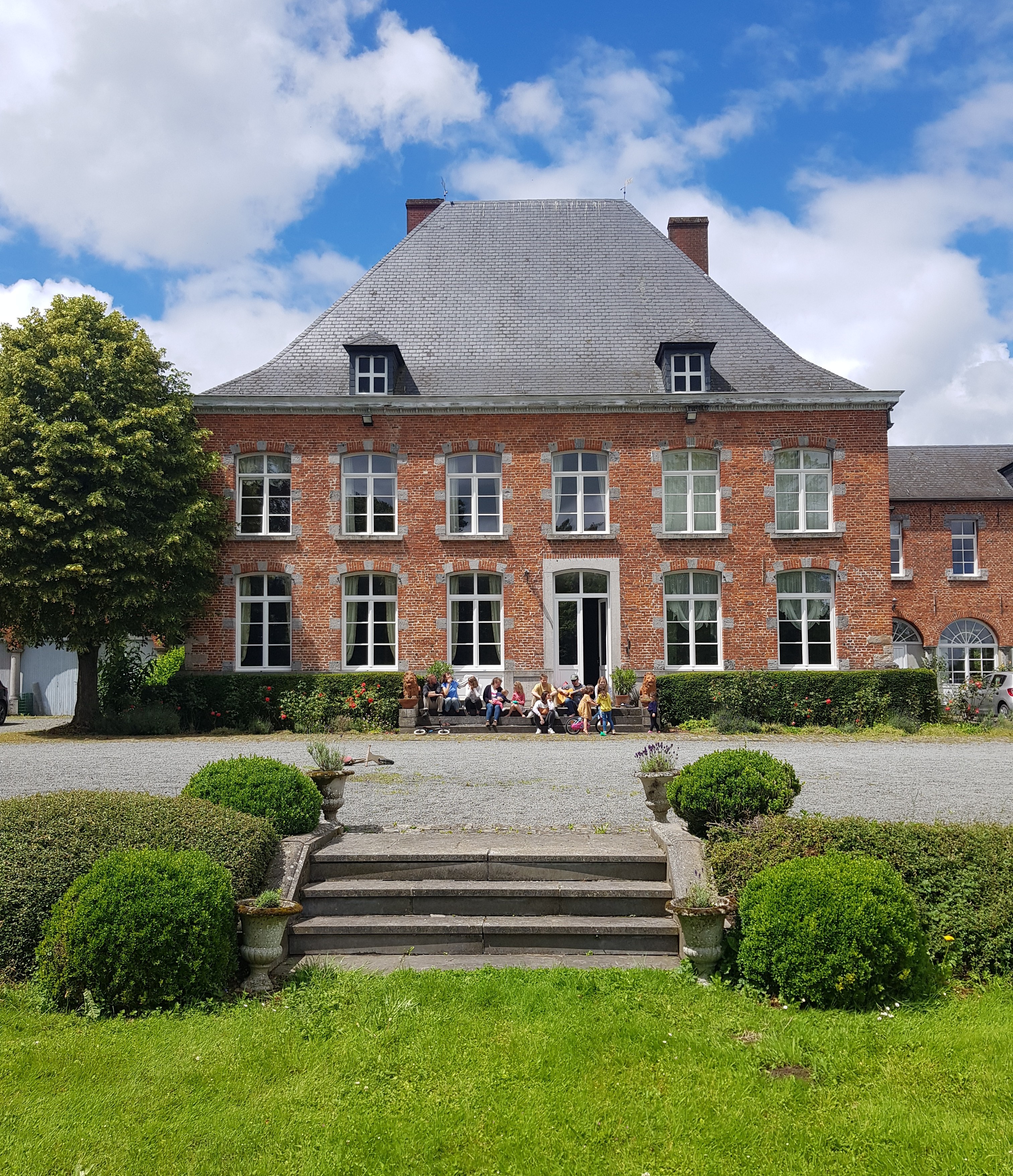 Façade du Domaine des Deux Hêtres à Sars-la-Bruyère