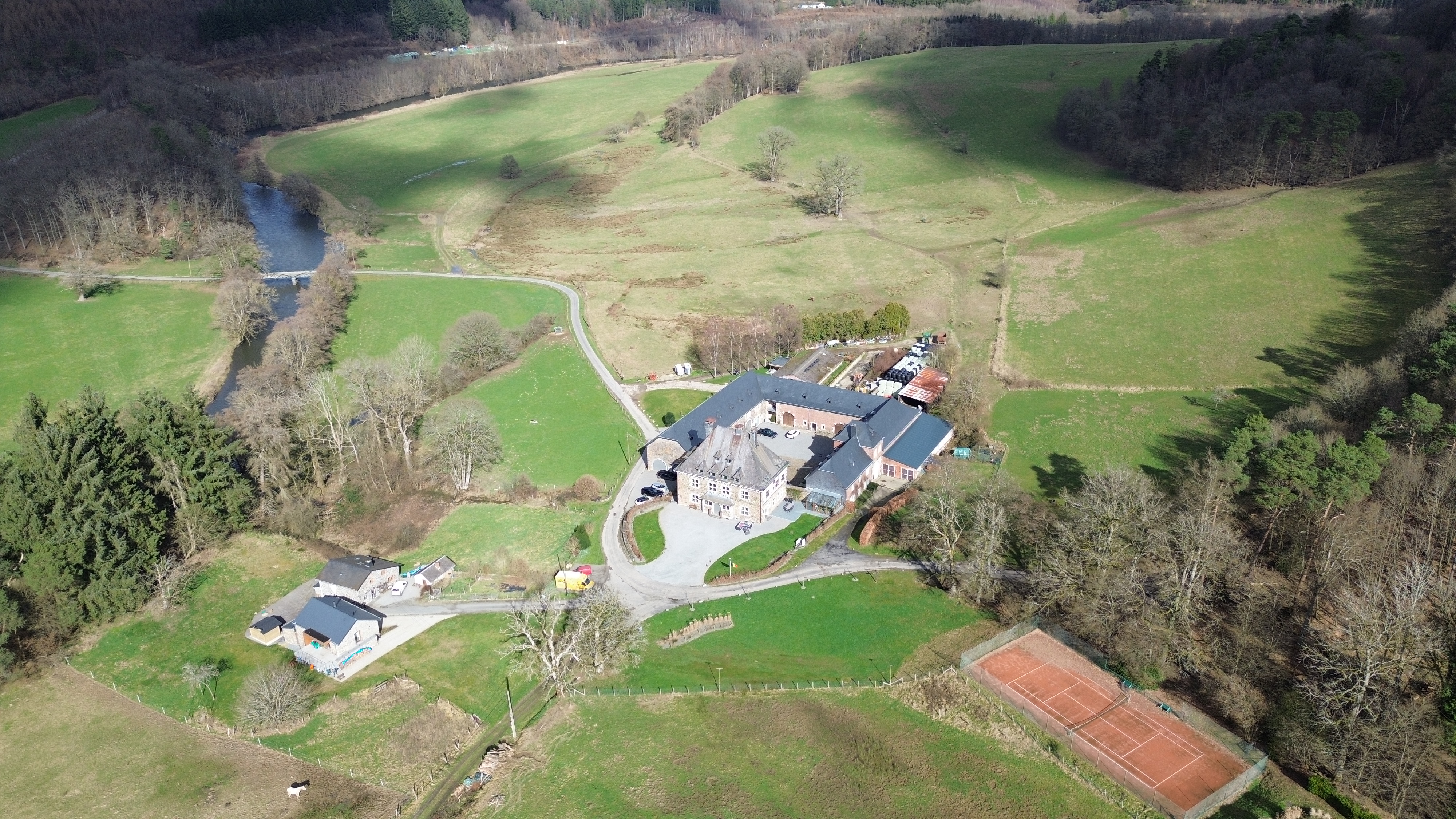 Domaine de La Vaulx-Renard entouré de prairies
