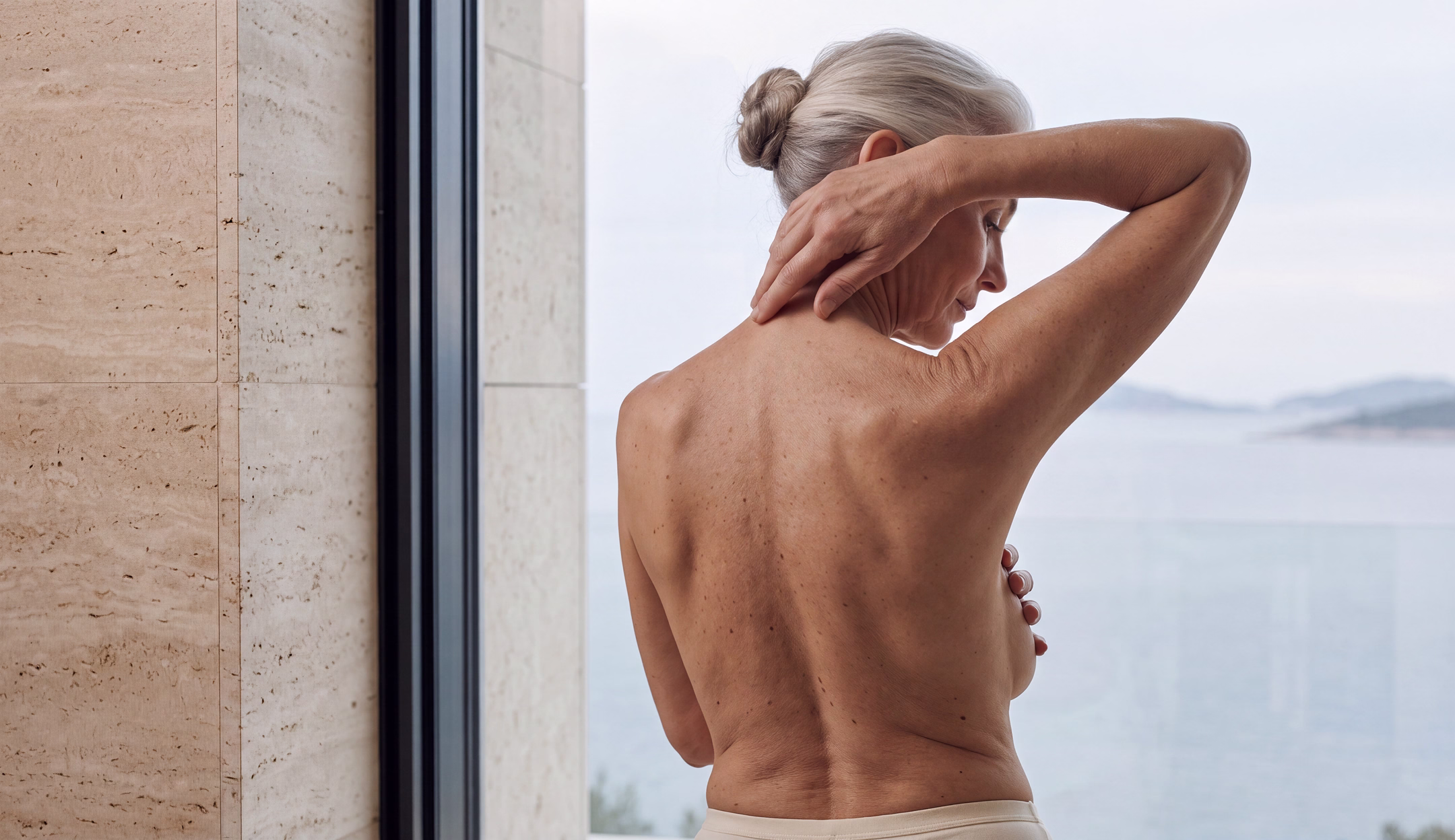 Patient in conversation with their surgeon in a bright consultation room – reconstructive surgery at Skulpturkliniken