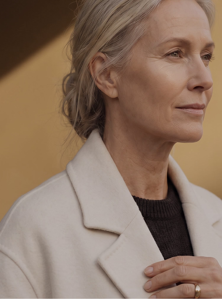 Close-up of a woman's profile against a light background – facial surgery at Skulpturkliniken