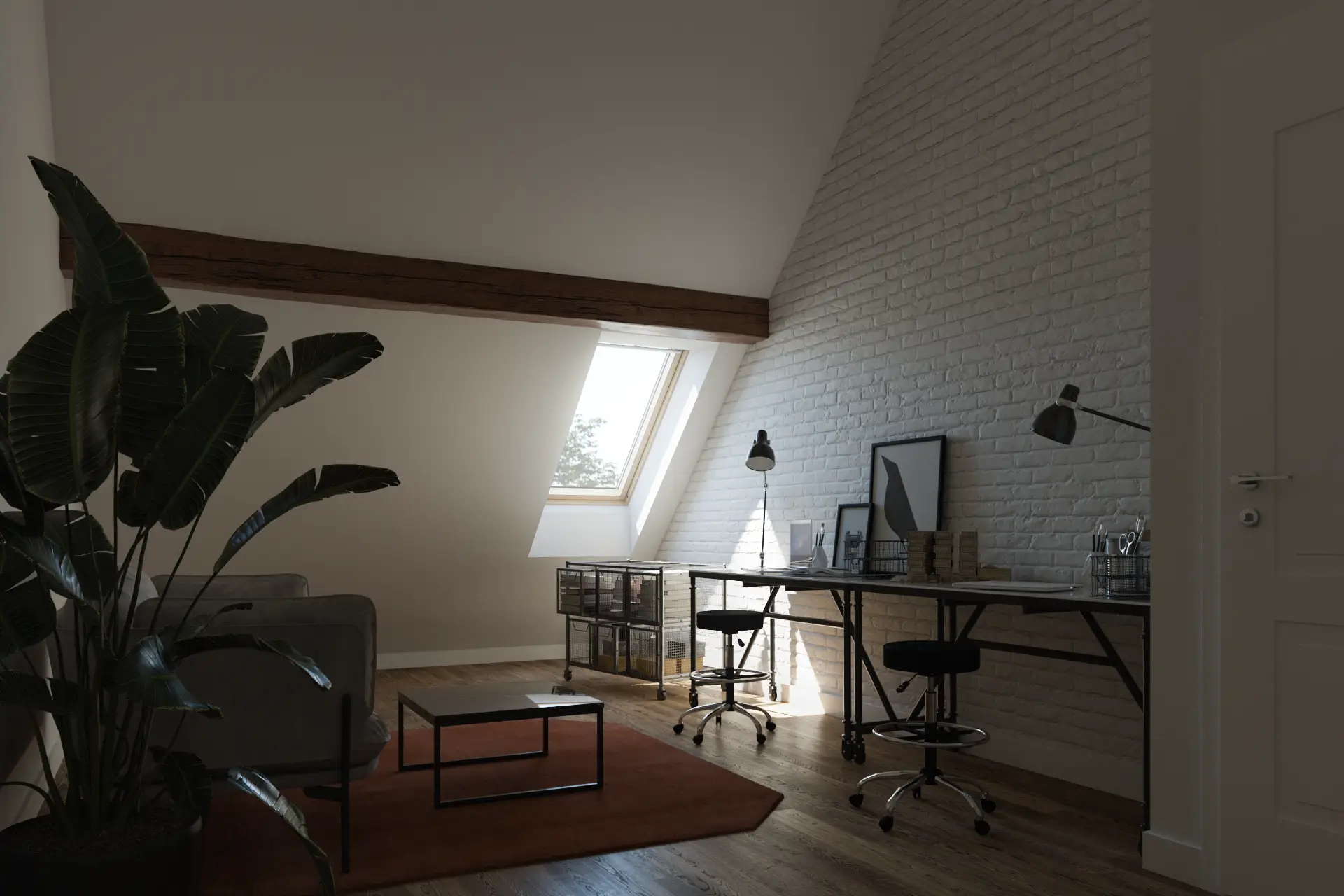 Dachgeschossbüro mit schrägem Oberlicht, weißer Backsteinwand, Pflanzen, Schreibtischen und Stühlen auf Holzboden.