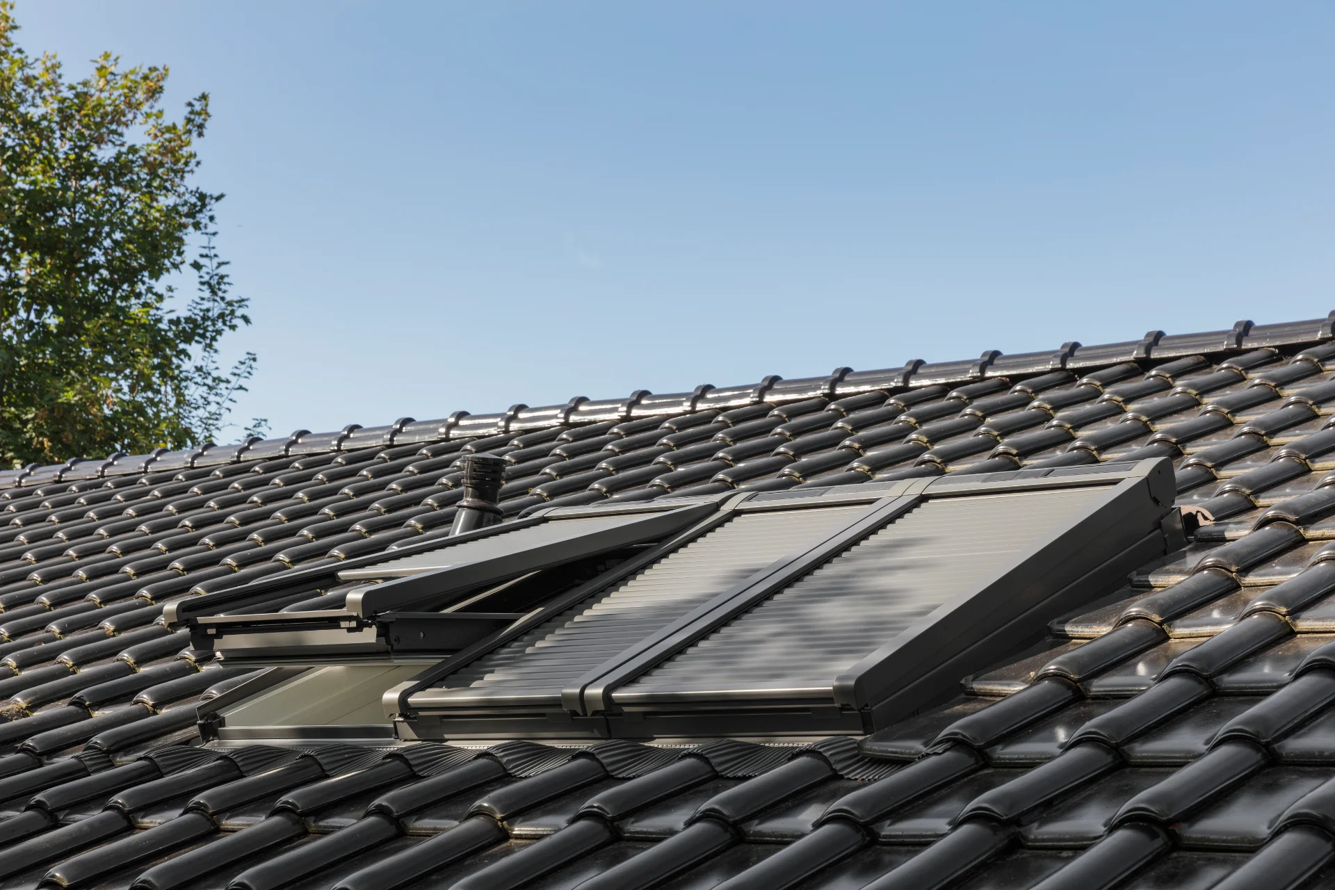 Dachfläche mit mehreren VELUX Dachfenstern und montierten Solar-Rollläden