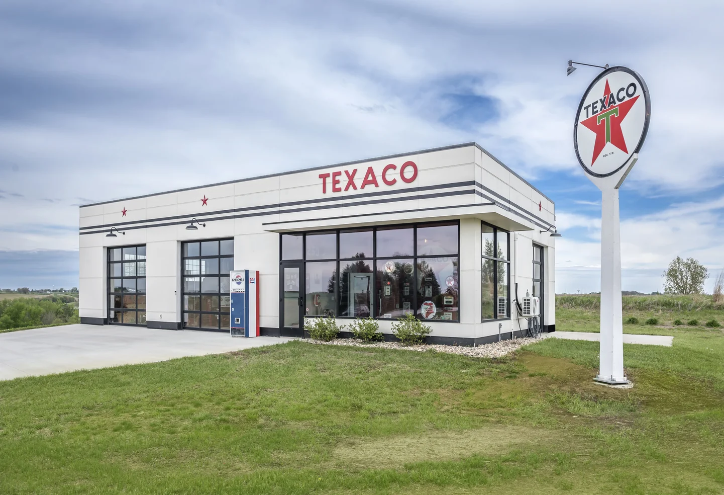 Front exterior of the Texaco-themed garage with pole sign at Scott Hill Texaco