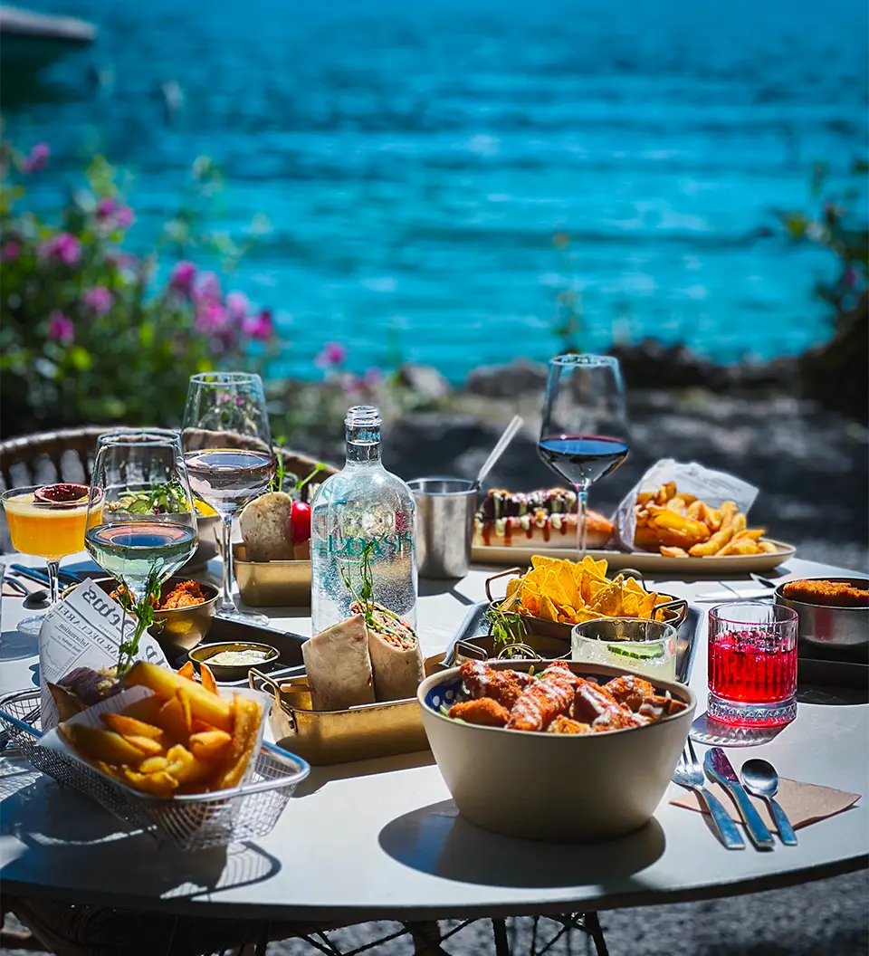 Table servie au bord du lac à l'Oasis