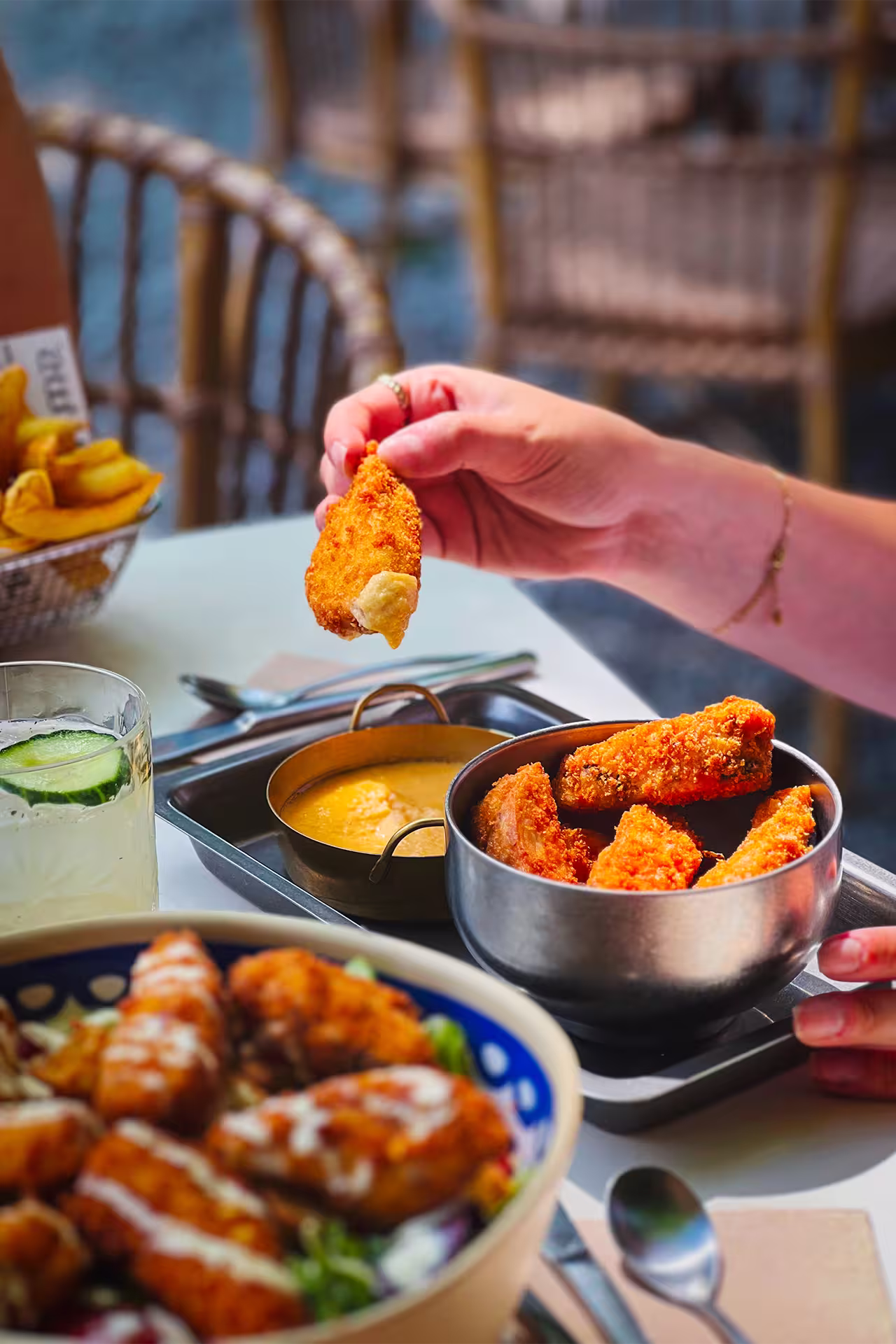 cliente qui mange des accras au restaurant l'Oasis