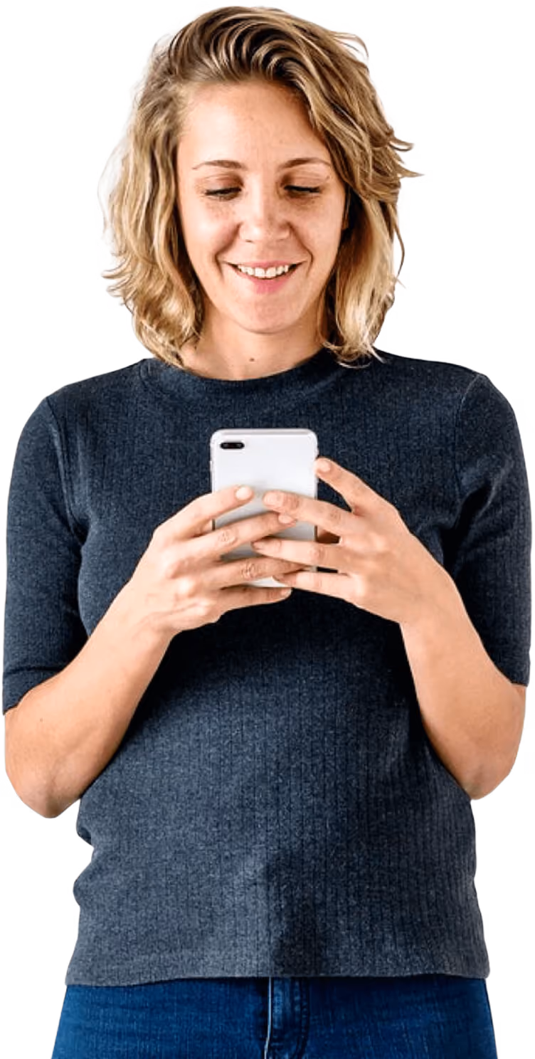 Frau mit kurzen blonden Haaren, die lächelnd auf ihr Smartphone schaut.