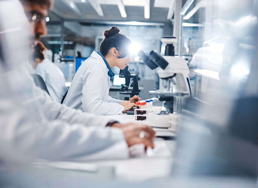 Wissenschaftler im Labor arbeiten mit Mikroskopen und analysieren Proben.