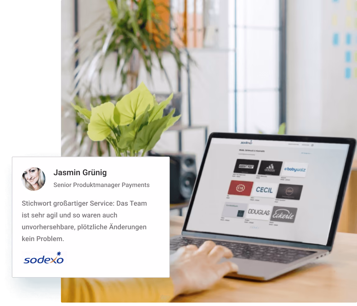 Person arbeitet an Laptop mit Logos, daneben Zitat von Jasmin Grünig, Senior Produktmanager Payments.