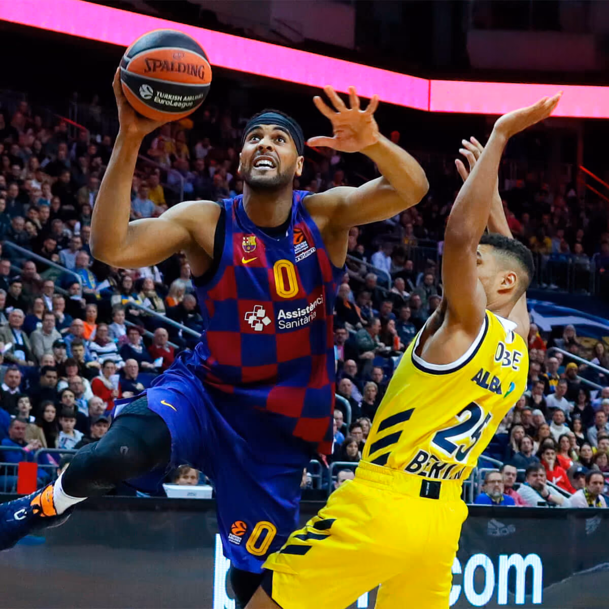 Basketballspieler des FC Barcelona versucht einen Korb gegen Verteidiger von Alba Berlin.