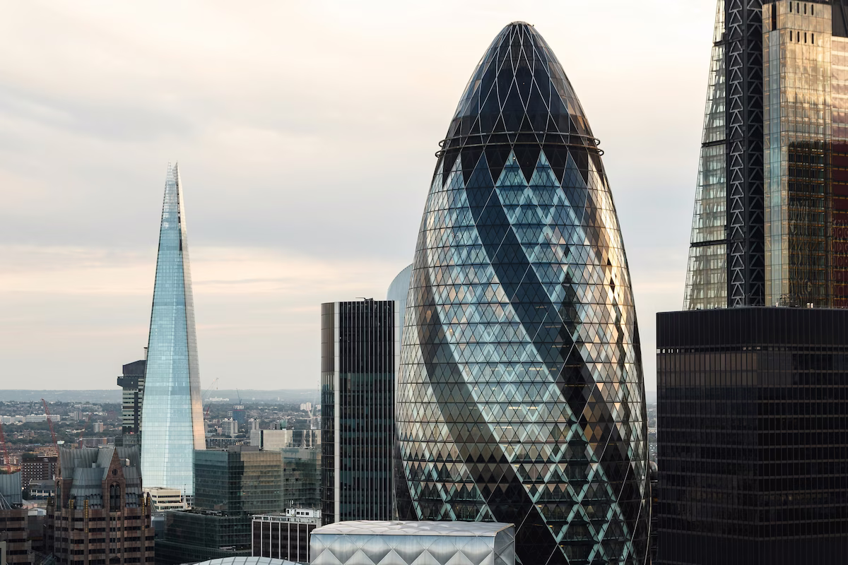 Londoner Skyline mit der markanten Gherkin-Glaswolke und umliegenden modernen Gebäuden.