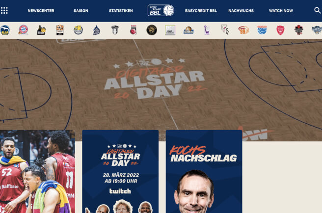 Basketballfeld mit Digitalbär Allstar Day 2022 Schriftzug und Spielankündigungen auf der Webseite.