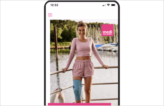 Junge Frau in Sportkleidung mit Kniebandage steht lächelnd an einem Steg am Wasser.