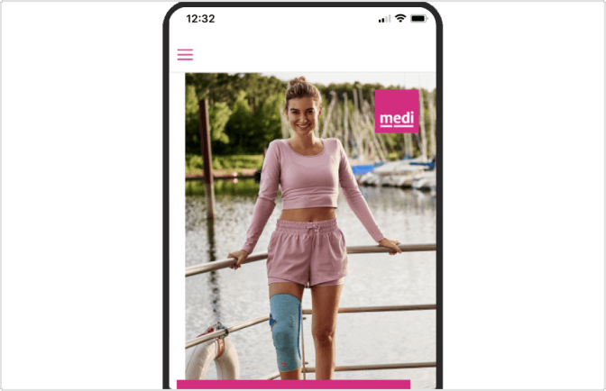 Junge Frau in Sportkleidung mit Kniebandage steht lächelnd an einem Steg am Wasser.