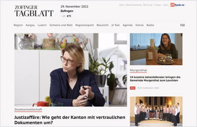Frau mit Brille sitzt am Tisch und spricht, daneben Artikelüberschrift über Justizaffäre und vertrauliche Dokumente.