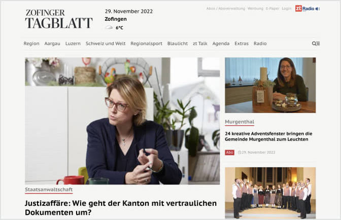 Frau mit Brille sitzt am Tisch und spricht, daneben Artikelüberschrift über Justizaffäre und vertrauliche Dokumente.