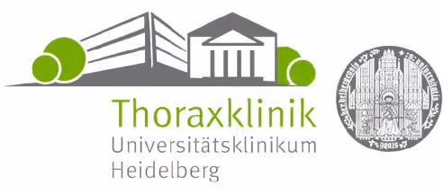Logo der Thoraxklinik des Universitätsklinikums Heidelberg mit Klinikgebäuden und Siegel.