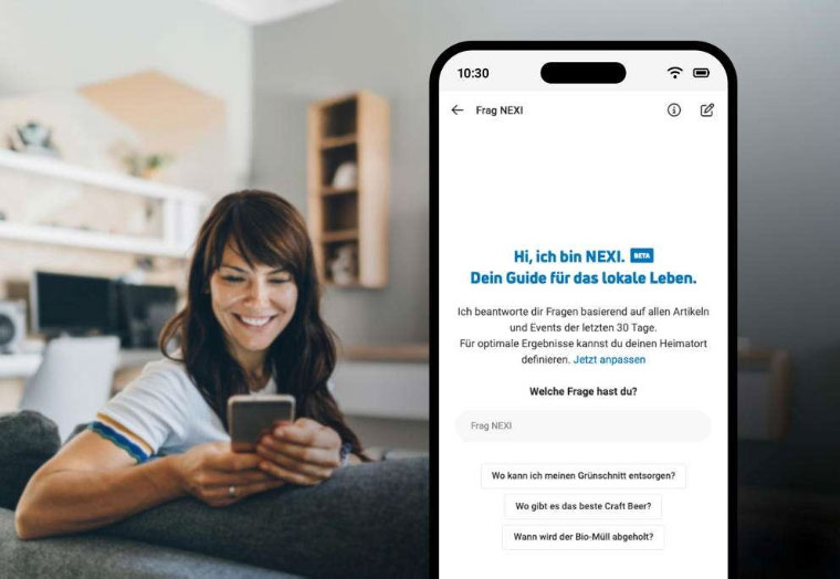 Frau sitzt auf Sofa und lächelt, während sie ein Smartphone in der Hand hält.