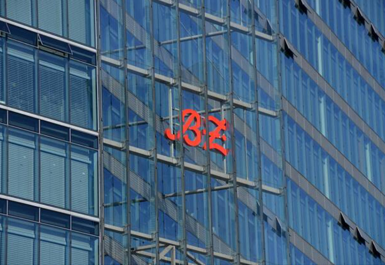 Glasfassade eines modernen Gebäudes mit rotem J.B.Z.-Logo in der Mitte.