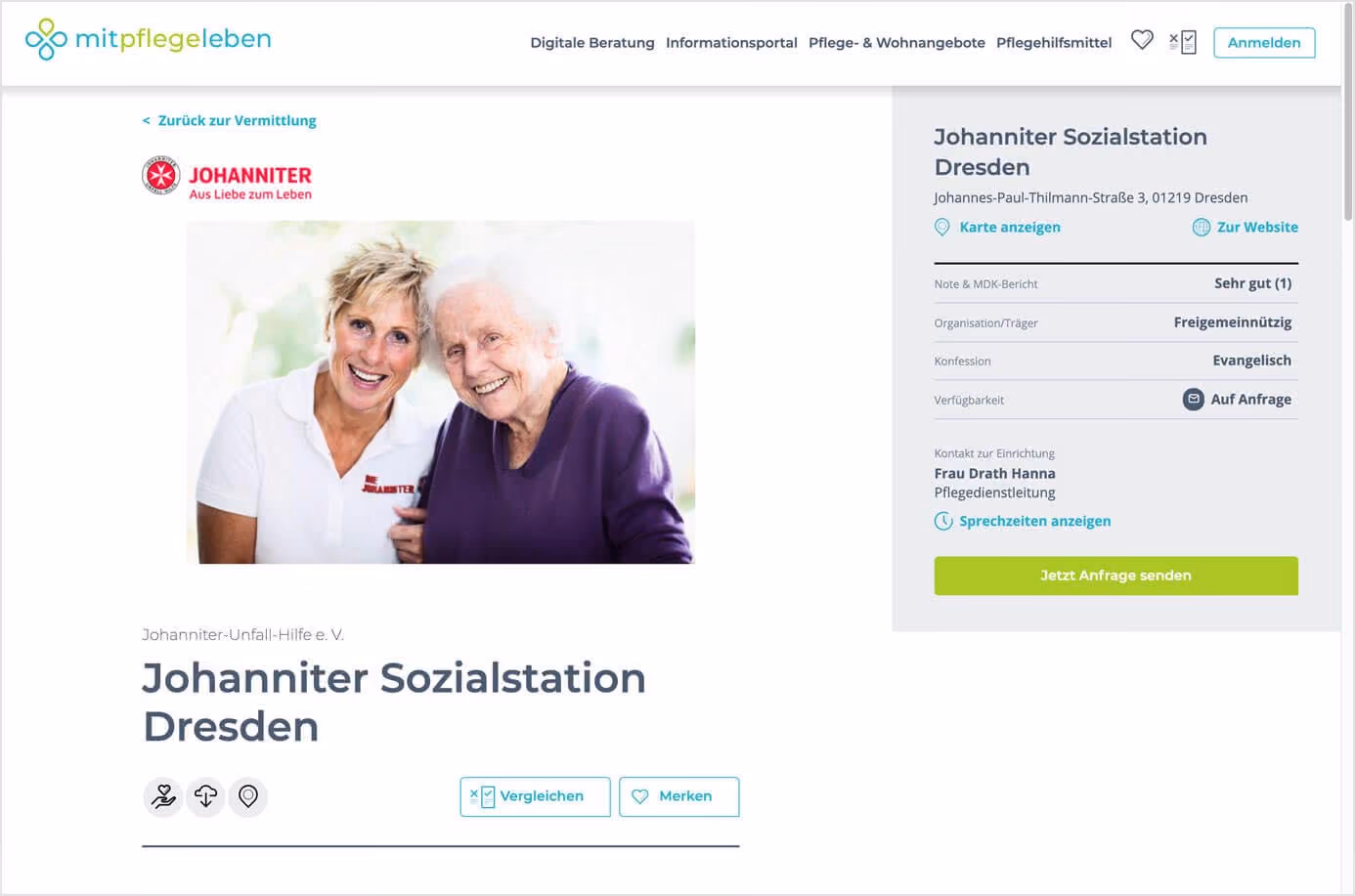 Zwei lächelnde Frauen, eine in Pflegekleidung, die andere älter, auf weißem Hintergrund.