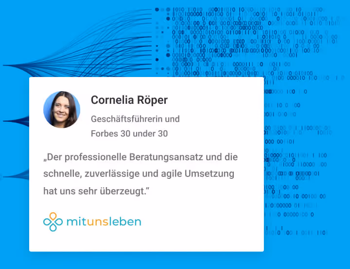 Porträt von Cornelia Röper neben ihrem Testimonial-Text auf blauem Hintergrund mit Datenvisualisierung.