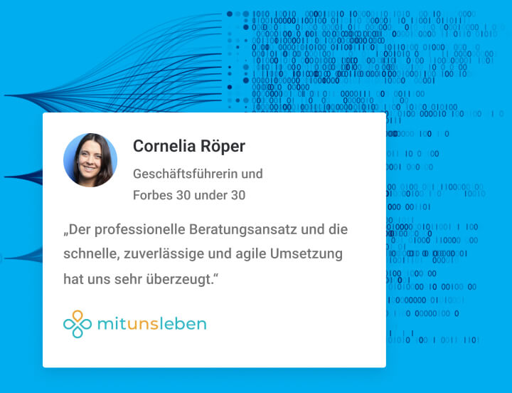 Porträt von Cornelia Röper neben ihrem Testimonial-Text auf blauem Hintergrund mit Datenvisualisierung.