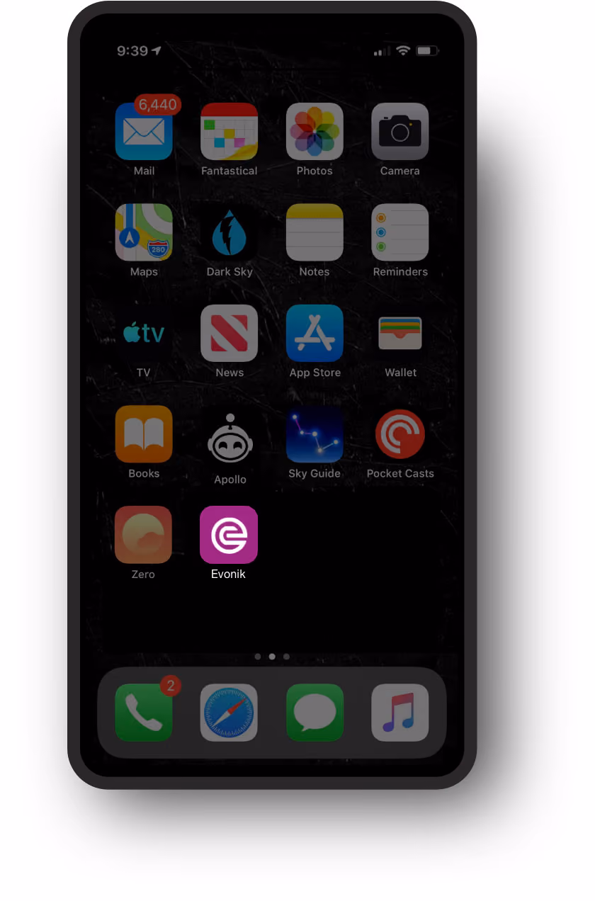 iPhone-Startbildschirm mit verschiedenen Apps, einschließlich Mail, Kalender, Fotos und Evonik-App.