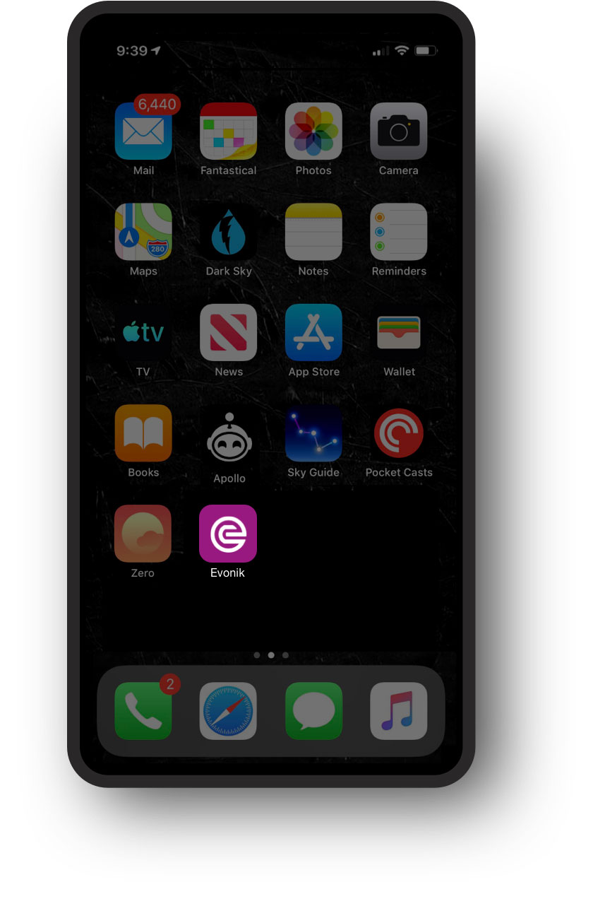 iPhone-Startbildschirm mit verschiedenen Apps, einschließlich Mail, Kalender, Fotos und Evonik-App.
