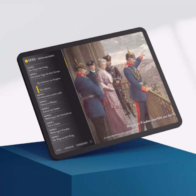 Tablet zeigt historische Szene mit uniformierten Männern und Frau auf Balkon übers Stadtpanorama blickend.