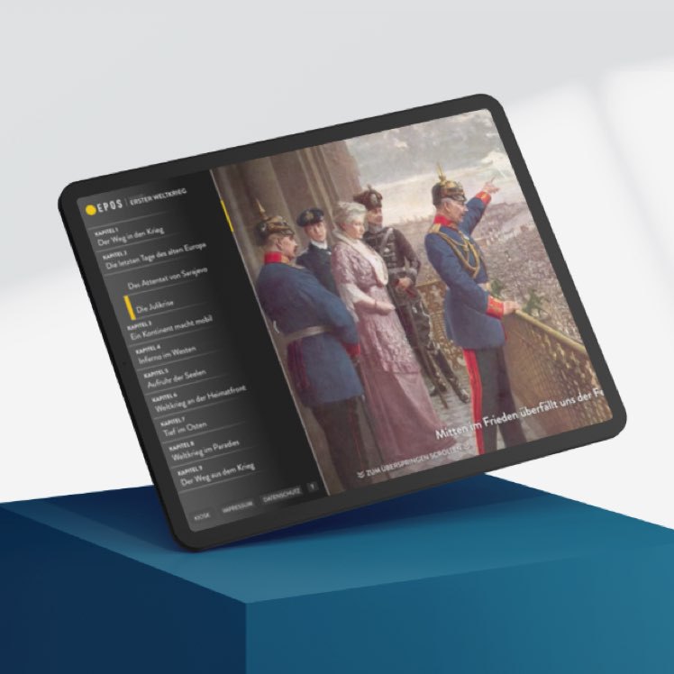 Tablet zeigt historische Szene mit uniformierten Männern und Frau auf Balkon übers Stadtpanorama blickend.